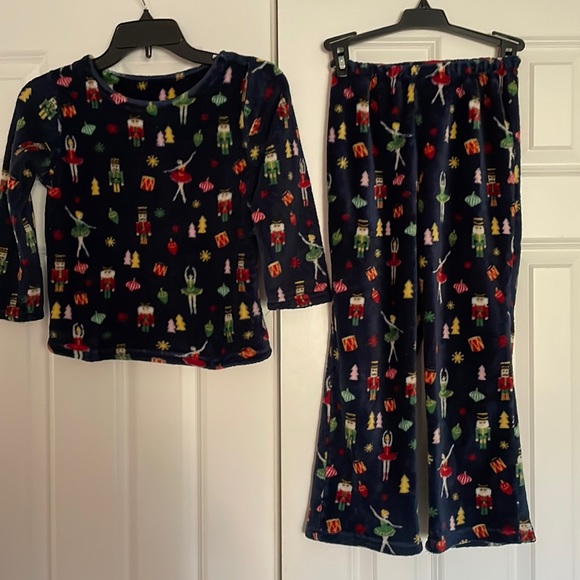 Soft & Cozy Nutcracker 2 piece lounge/ pajama set child size 8-10 - Picture 1 of 17